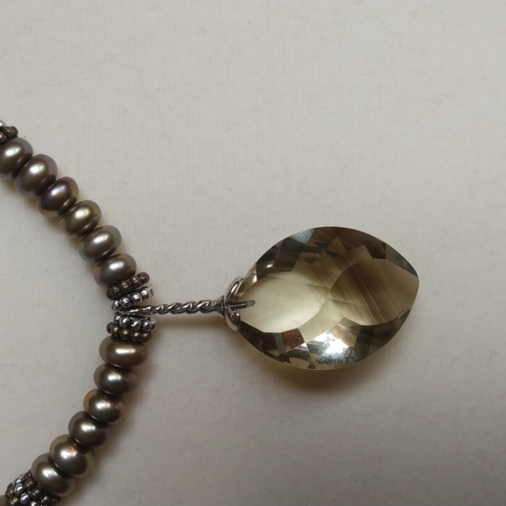 HAND CRAFTED OLIVE GREEN FRESHWATER BUTTON PEARL NECKLACE WITH FACETED QUARTZ - Picture 2 of 7